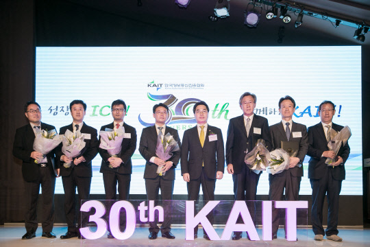 한국정보통신진흥협회(KAIT)는 지난 19일 창립 30주년 기념식을 열고 정보화 시대 성공사례를 제4차 산업혁명 시대에도 이어가자는 다짐을 했다고 22일 밝혔다. 이날 고삼석 방송통신위원장 직무대행이 산업계, 연구계, 정부 등 유공자들에게 표창장을 전달하고 기념촬영을 하고 있다. <한국정보통신진흥협회 제공>